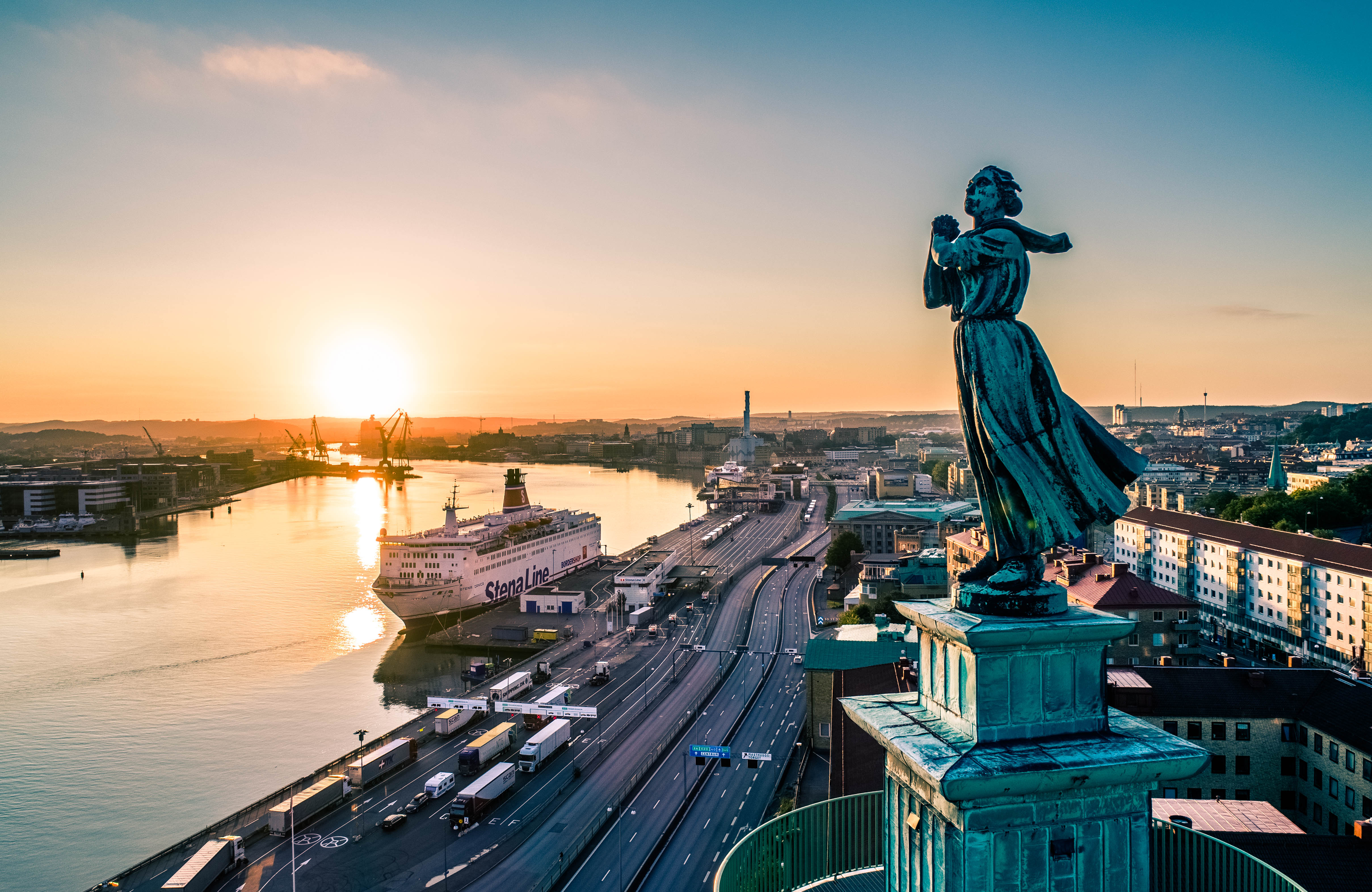 Gothenburg harbour at sunset — Sjömanshustrun